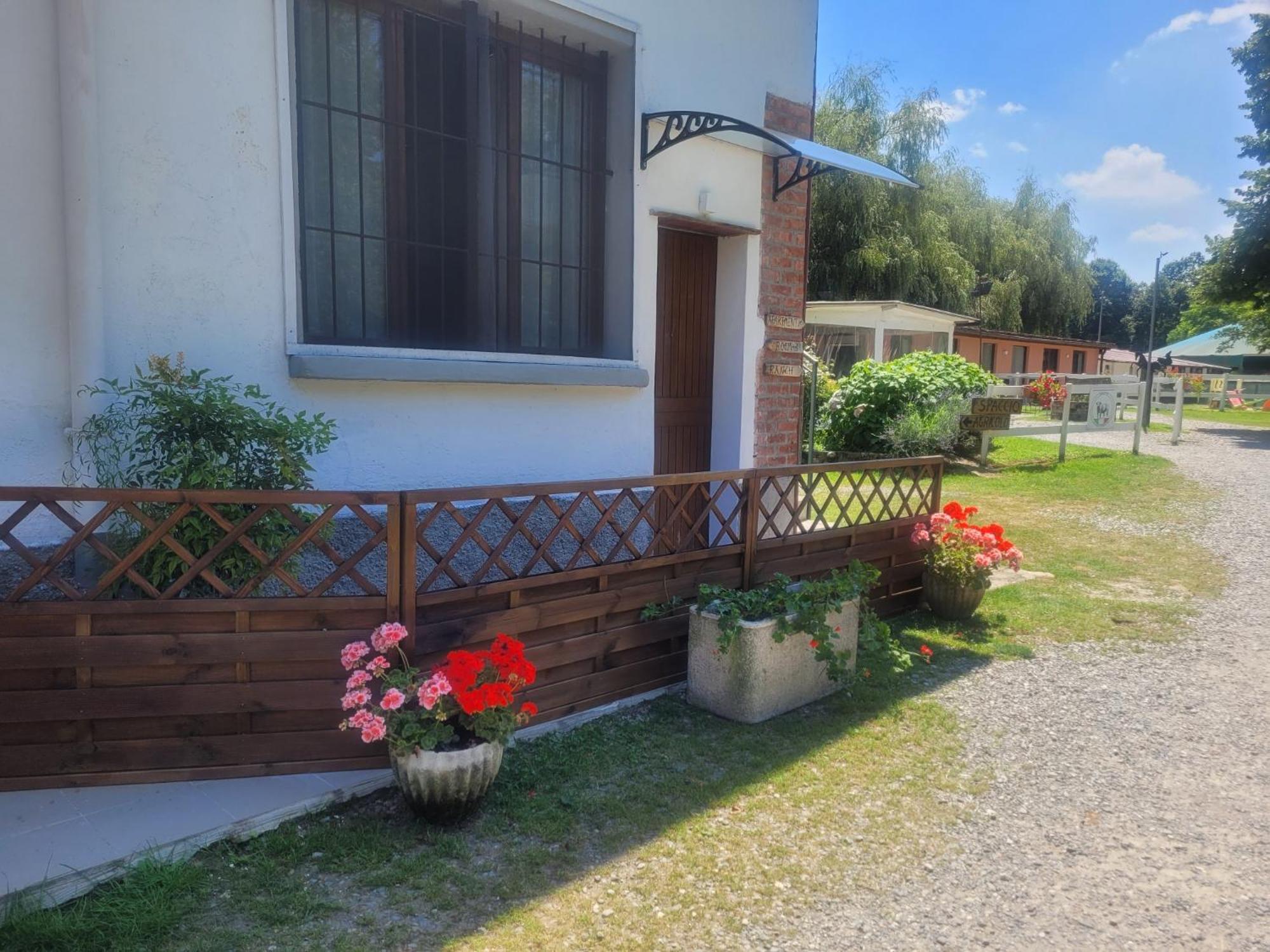 Agriturismo La Fornace Centro Ippico Комо Экстерьер фото